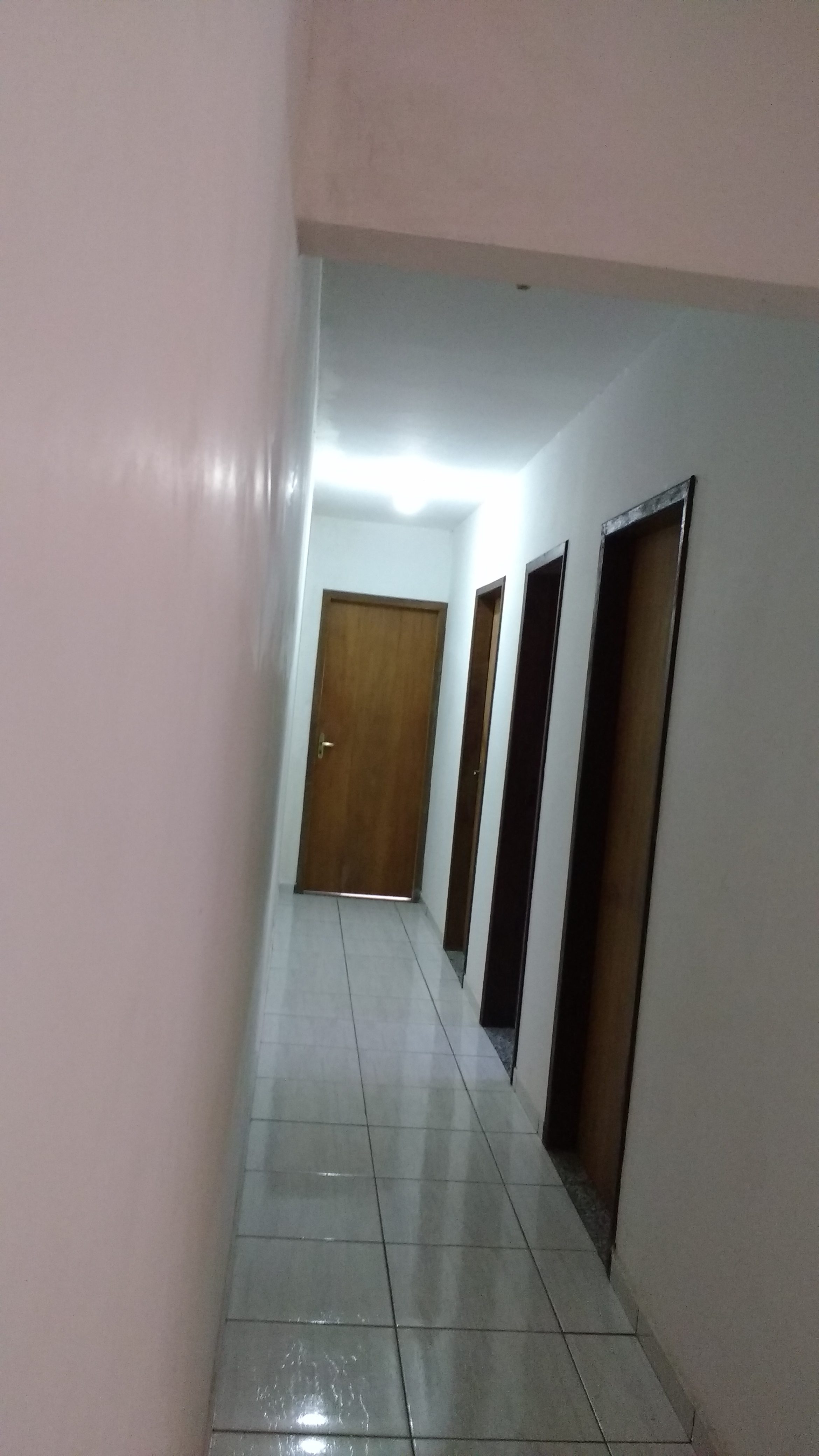 Corredor interno com acesso aos quartos da pensão