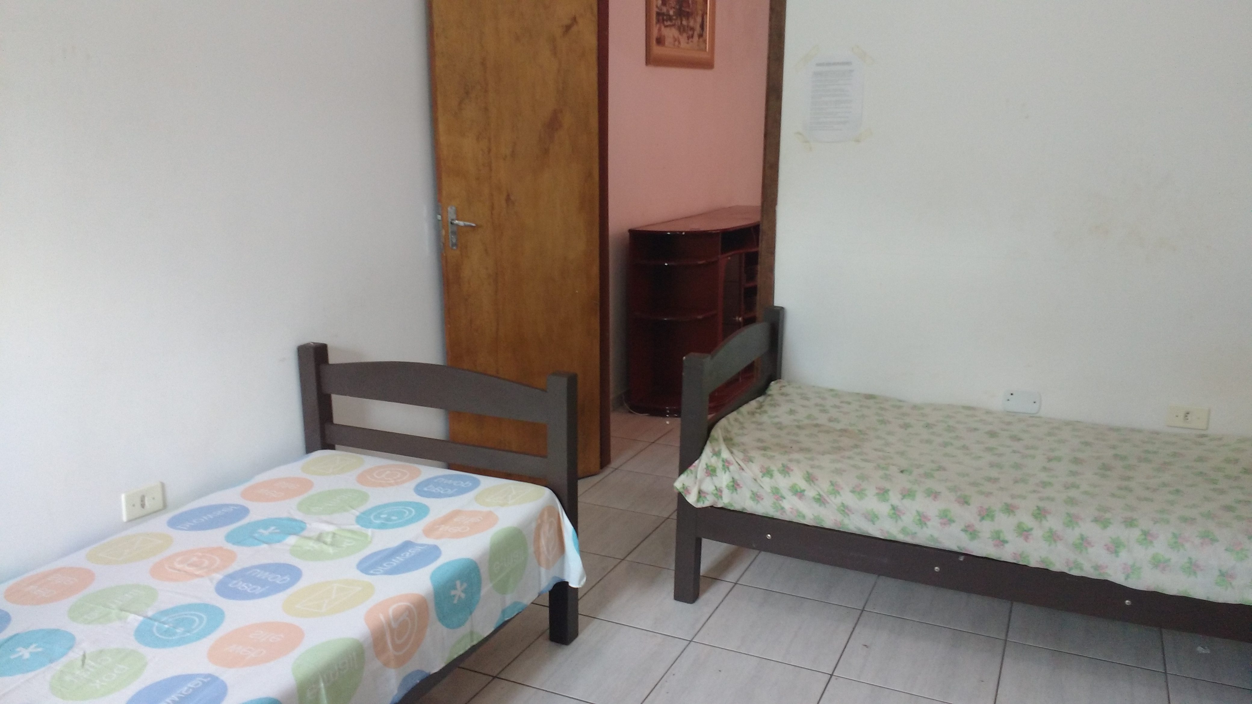 Quarto duplo mobiliado com duas camas individuais